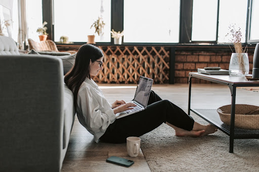 Girl working from home - Leadership Blog Post by Weekdone 