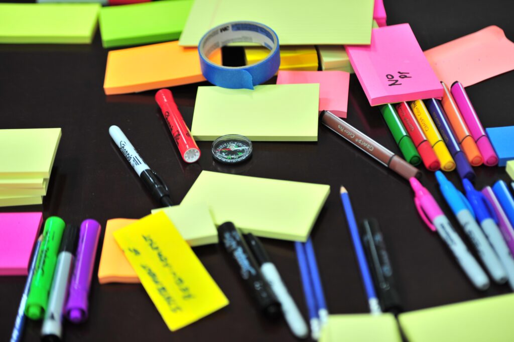 Illustrative image of sticky notes and markers visualising the elements of a Kanban board